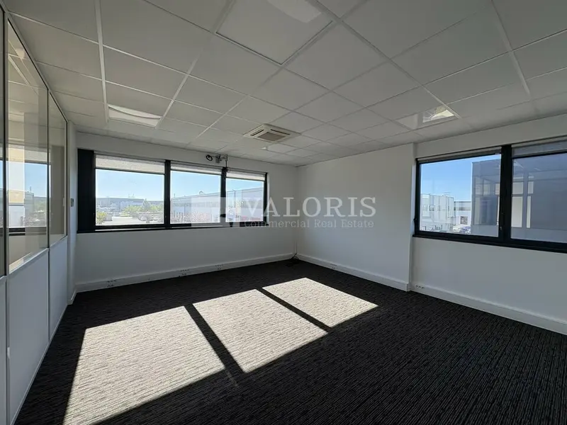 Bureau à louer - Meyzieu (69330) - 242 m² - 2 621 €/mois