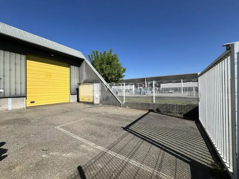 A louer Locaux d'activité 718m² Vaulx-en-Velin