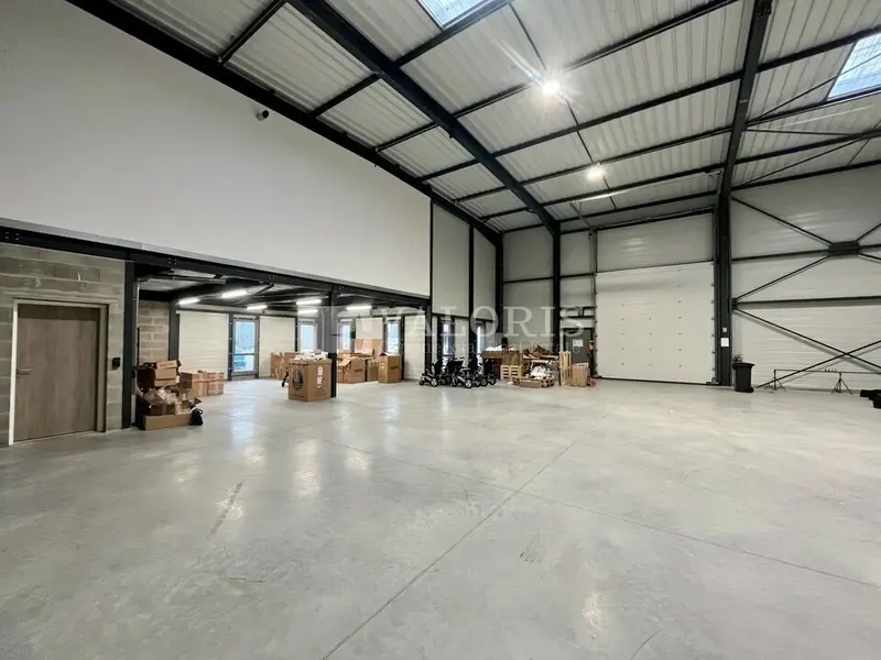 Entrepôt / Activité à louer - Chassieu (69680) - 460 m² - 4 400 €/mois