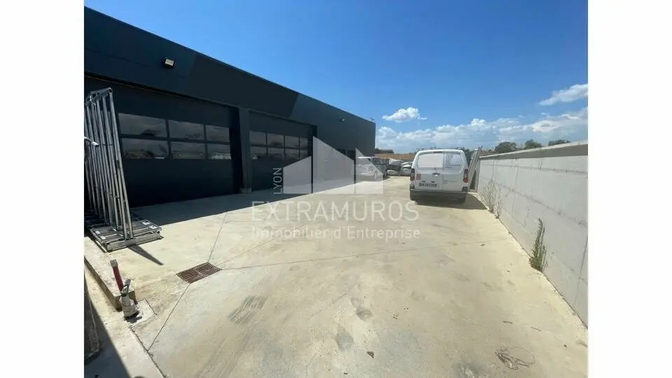 Entrepôt / Activité à louer - Chassagny (69700) - 705 m² - 3 500 €/mois