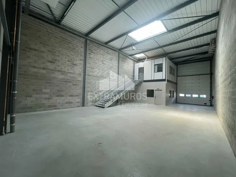 Entrepôt / Activité à louer - Genas (69740) - 208 m² - 2 288 €/mois