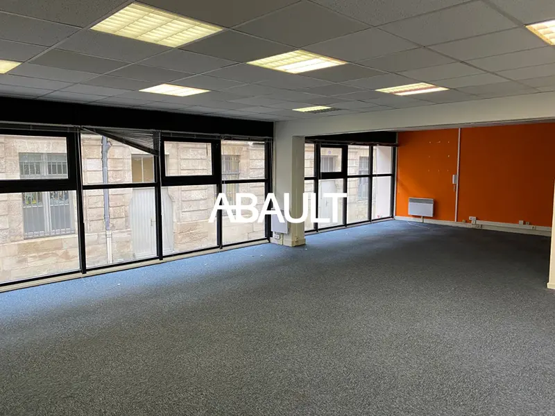 BUREAUX A LOUER RDC 114M² ENVIRON BORDEAUX CHARTRONS