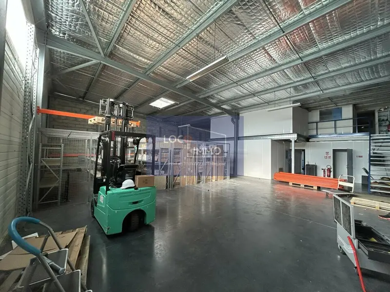 Entrepôt / Activité à louer - Yvrac (33370) - 461 m² - 3 000 €/mois