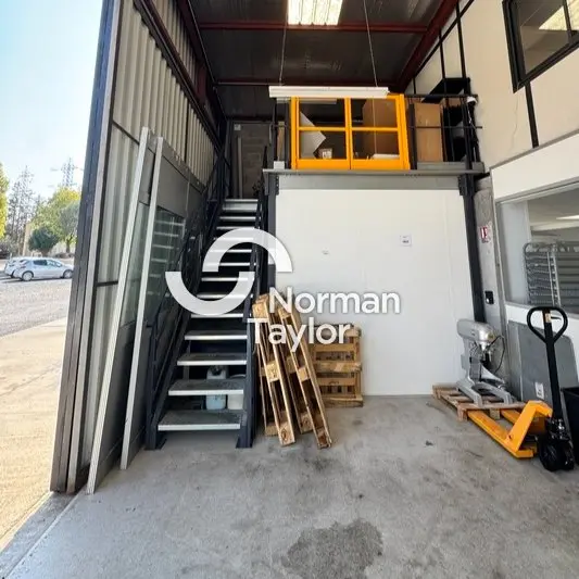 Entrepôt / Activité à louer - Saint-Jean-De-Védas (34430) - 324 m² - 3 240 €/...