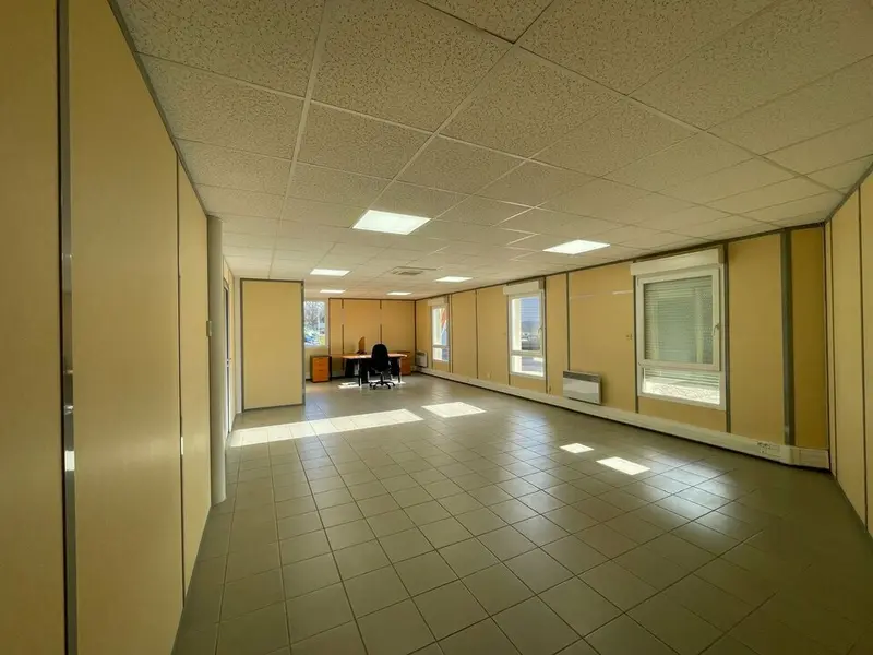 Bureau à louer - Bourgoin-Jallieu (38300) - 100 m² - 1 200 €/mois