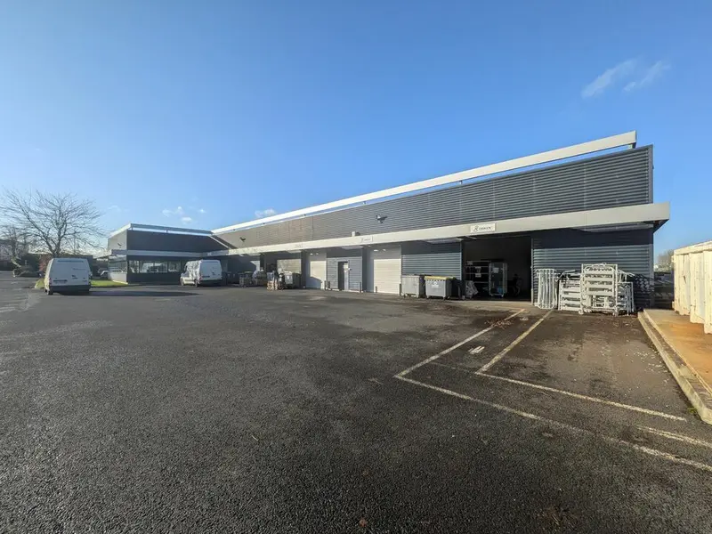 Entrepôt / Activité à louer - Ifs (14123) - 1438 m² - 12 083 €/mois