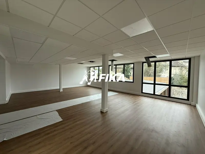 Bureau à louer - Bordeaux (33800) - 477 m² - 10 354 €/mois