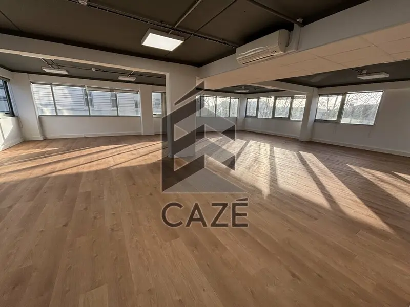 BORDEAUX MÉRIADECK  PLATEAU DE BUREAUX RÉNOVÉ DE 374 M² AVEC PARKINGS