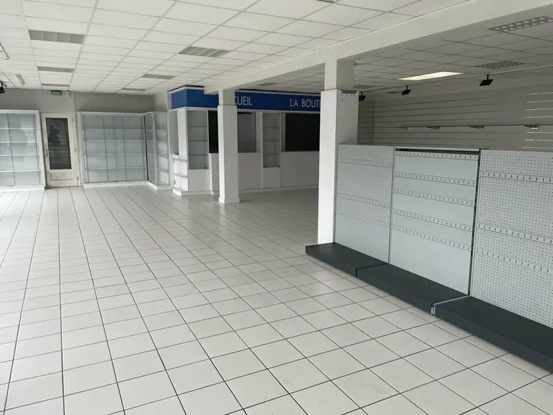 A LOUER - LOCAL COMMERCIAL - SAINT MARTIN DES CHAMPS 