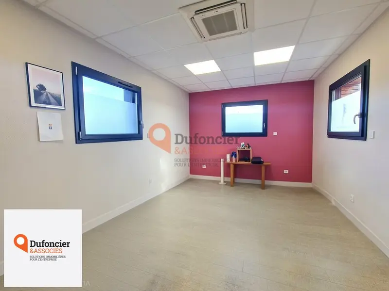 Bureau à louer - Vouillé (86190) - 82 m² - 900 €/mois