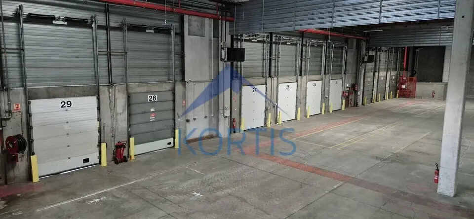 À LOUER  Local d'activité / entrepôt avec bureaux  3 688 m²