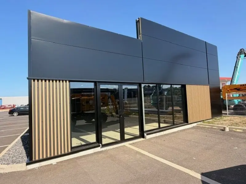 A LOUER - LOCAL COMMERCIAL NEUF - 264 m²