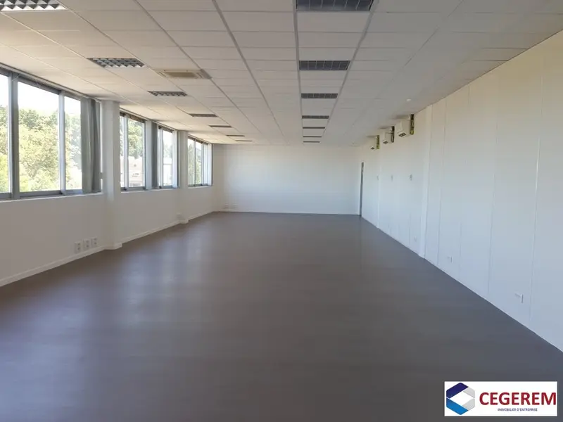 Bureau à louer - Dammarie-Les-Lys (77190) - 1054 m² - 11 712 €/mois