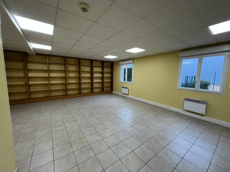 Bureau à louer - Fontenay-Trésigny (77610) - 188 m² - 1 750 €/mois