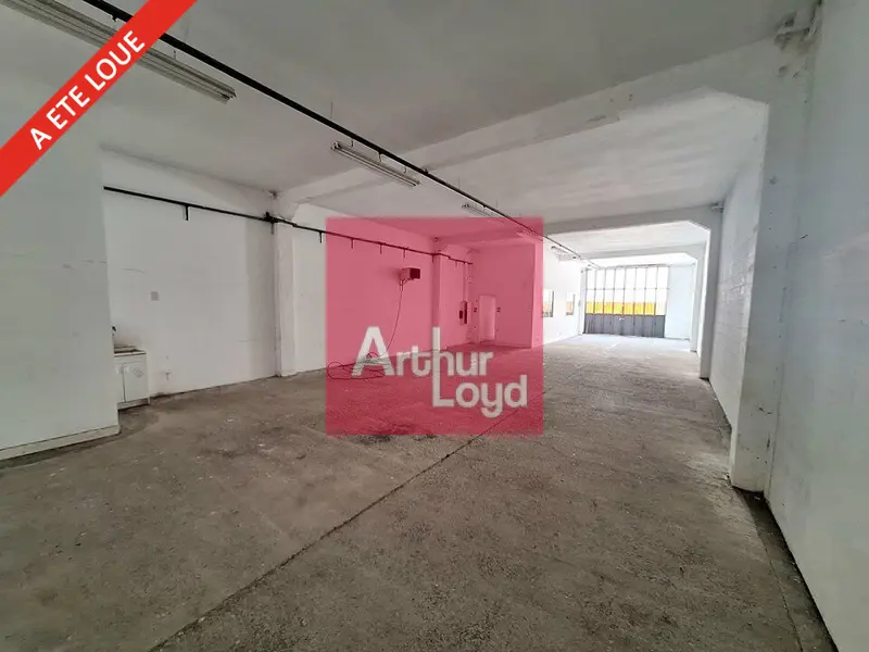 CLERMONT FERRAND ZONE DU BREZET A LOUER LOCAL ACTIVITE  180 M²