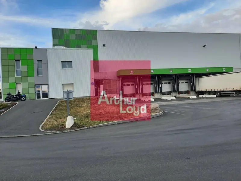 COURNON D'AUVERGNE ZI A LOUER ENTREPÔT 3 030 M²