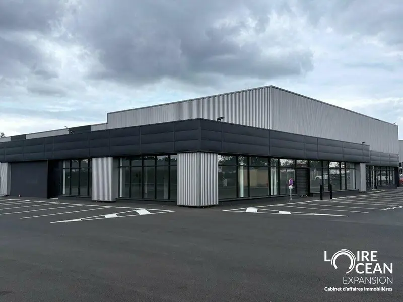 Cellule idéalement située en façade de la RD 523