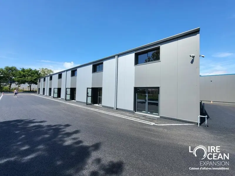 LOCAUX D'ACTIVITE/ENTREPOT avec Belle visibilité sur St Brévin 