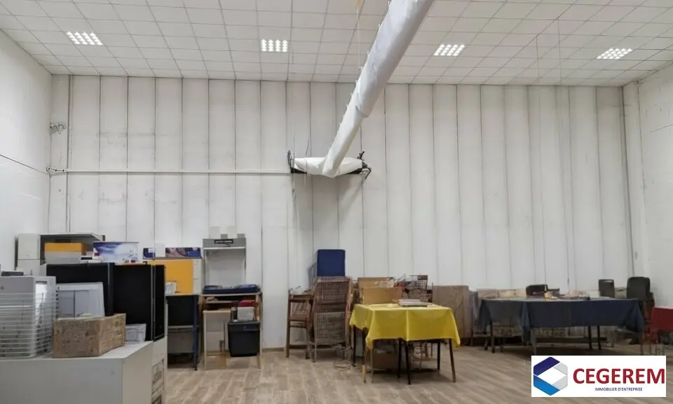 Entrepôt / Activité à louer - Savigny-Le-Temple (77176) - 372 m² - 2 850 €/mois