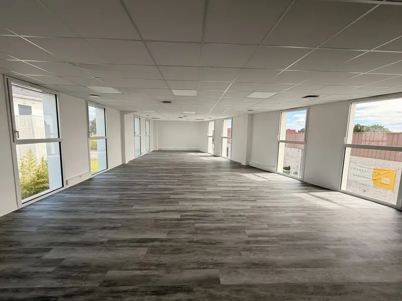 Bureau à louer - Eysines (33320) - 200 m² - 1 916 €/mois