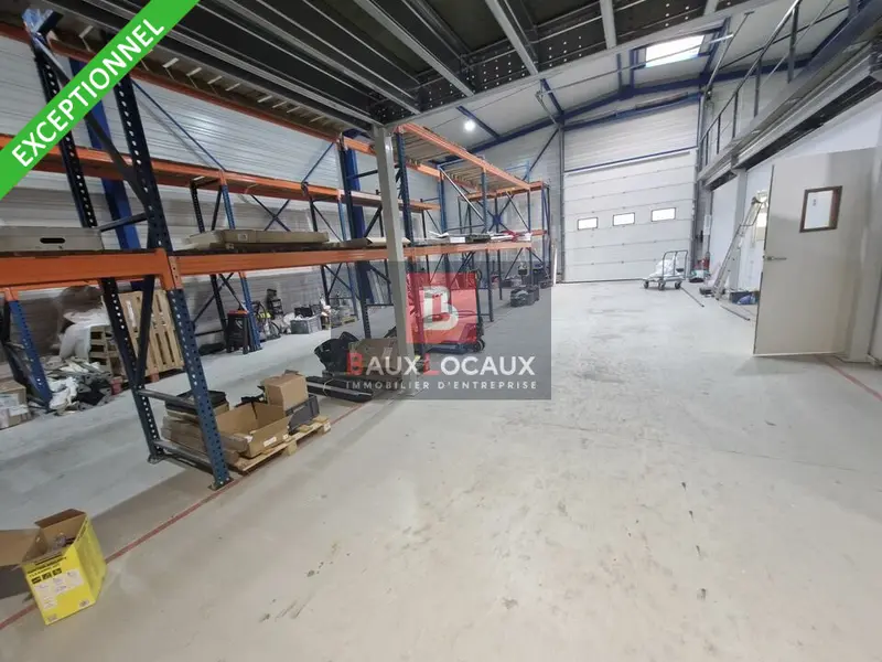 A LOUER EXCEPTIONNEL LOCAL D'ACTIVITE MIXTE DE 450 m2 SUR VELAUX