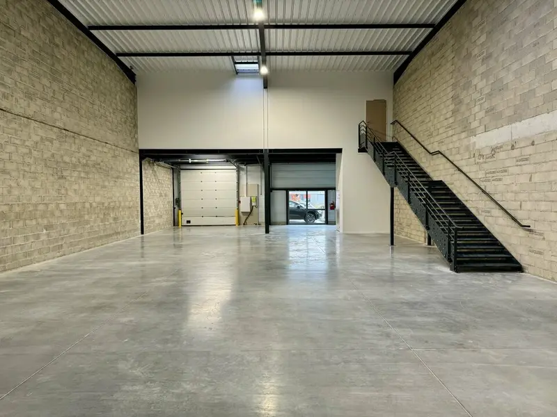 A louer Locaux d'activité 360m² Le Thillay