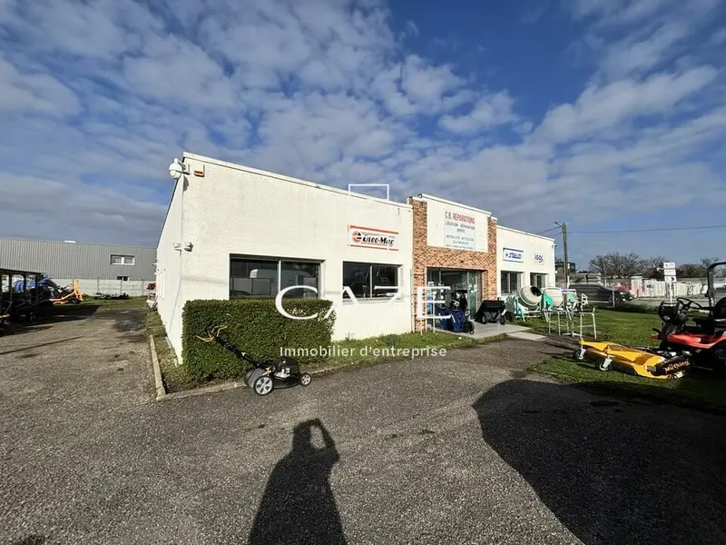 A LOUER BATIMENT AVEC GRAND FONCIER