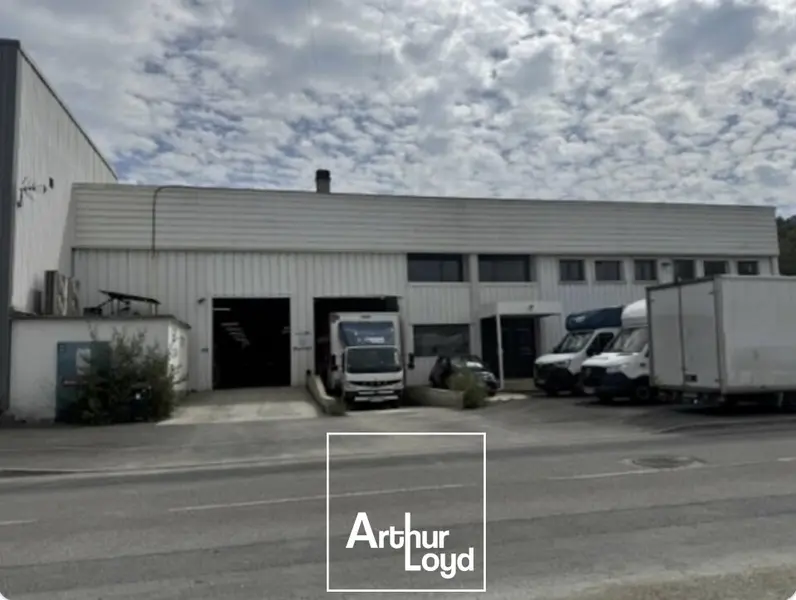 A VENDRE Entrepôt 4027  m²  Double Porte Sectionnelle-Terrasson