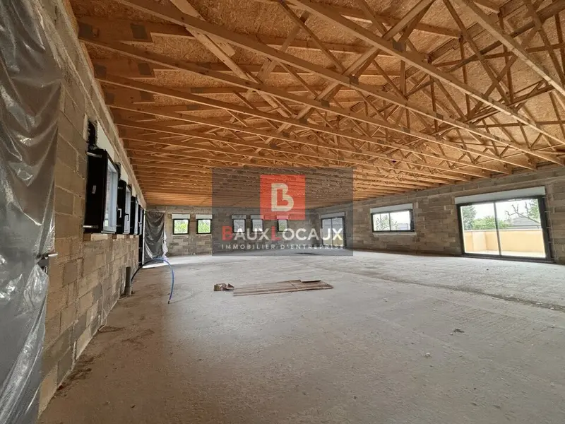 Bureau à louer - Courthézon (84350) - 200 m² - 2 000 €/mois