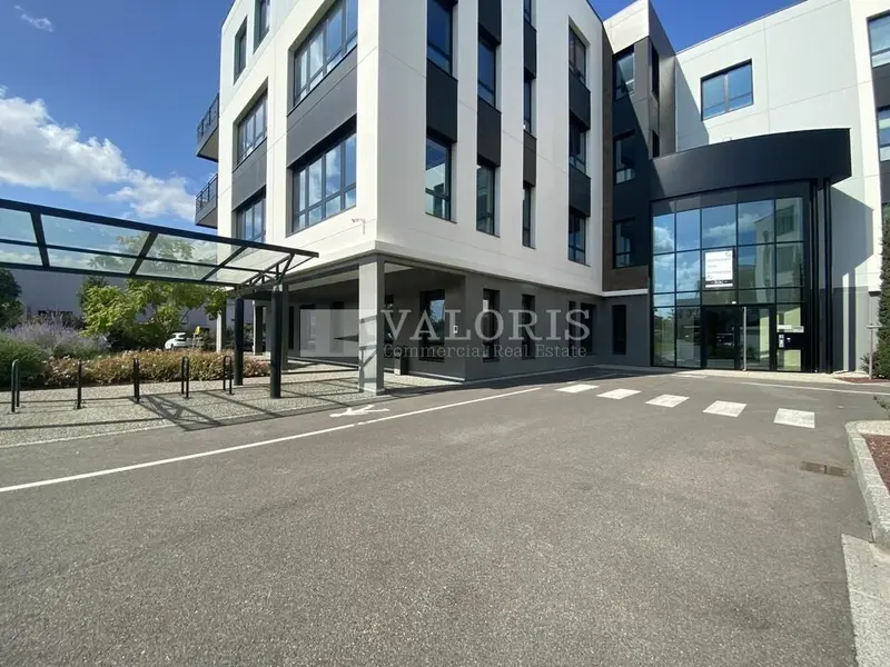 A louer Bureaux 1054m² Genas