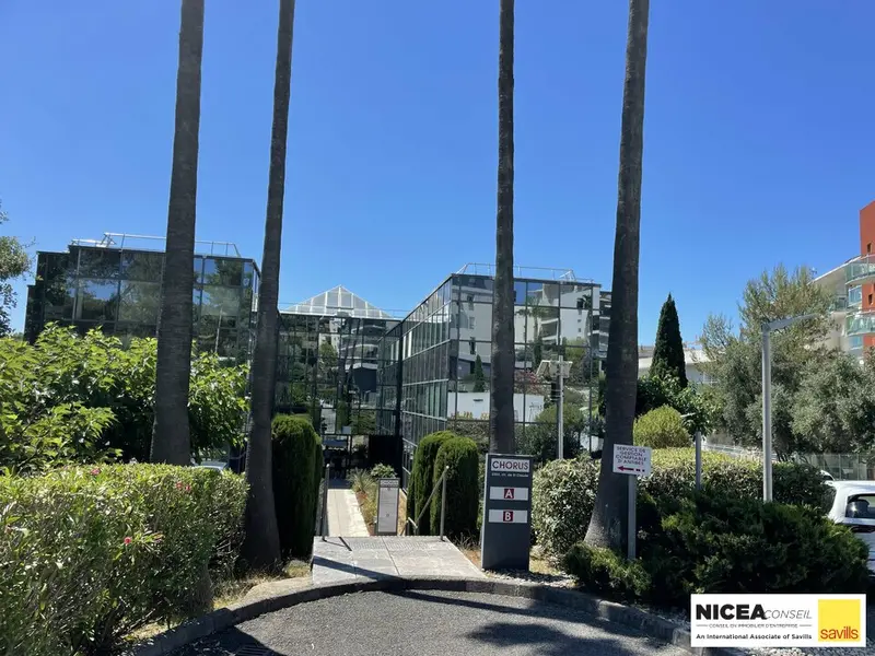 BUREAUX À LOUER À ANTIBES AVEC 9 PARKINGS PRIVATIFS