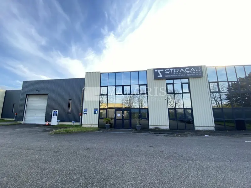 Entrepôt / Activité à louer - Genas (69740) - 1858 m² - 11 250 €/mois