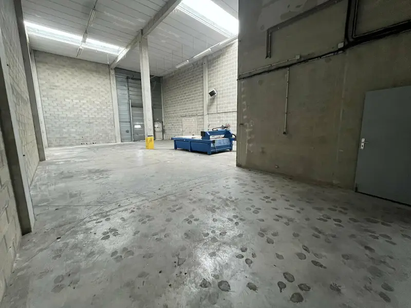 Entrepôt / Activité à louer - Émerainville (77184) - 379 m² - 2 842 €/mois