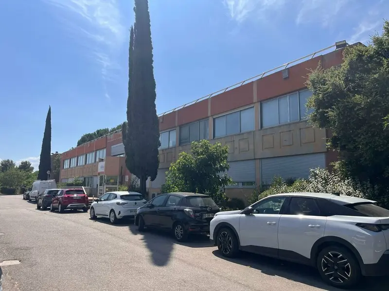 Bureau à louer - Vitrolles (13127) - 883 m² - 9 672 €/mois