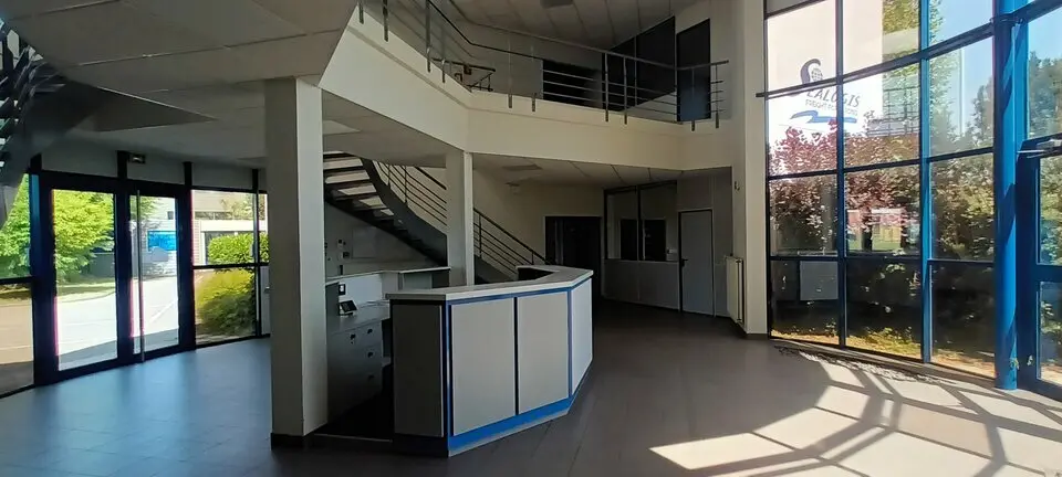 A LOUER OU A VENDRE - Bel immeuble de bureaux indépendant.