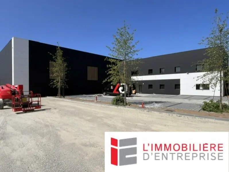 A LOUER - BUREAUX ET ENTREPOT