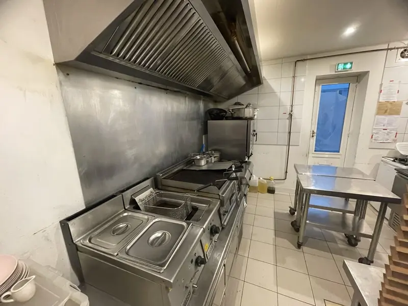 26 couverts - 18 couverts en terrasse - Bon emplacement
