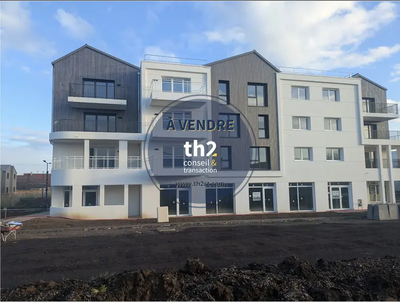 LOCAL COMMERCIAL NEUF AVEC ESPACE EXTÉRIEUR