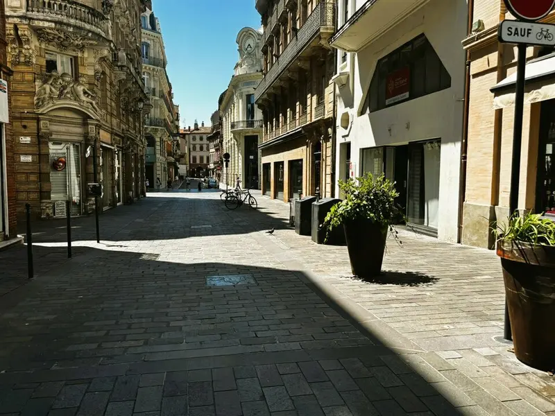 A LOUER LOCAL COMMERCIAL -96 M²- 31000 TOULOUSE