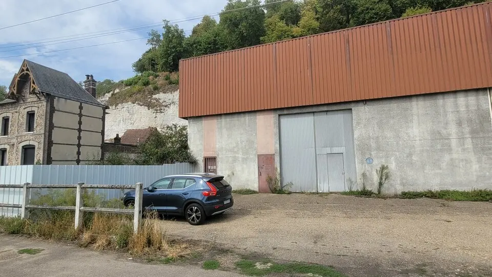 LOCAUX DIVISIBLES A LOUER.
