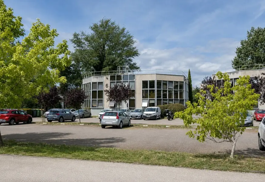 BRUGES CHAVAILLES  190 m² de bureaux climatisés avec 8 parkings.
