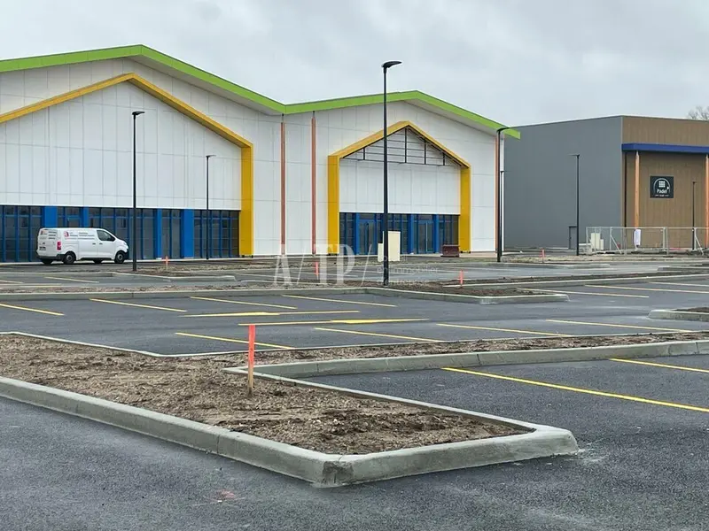 LOCAL COMMERCIAL A LOUER VIRSAC (33) BORD DE L'AUTOROUTE A10 - 1050 m²