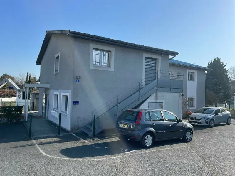 BUREAU A LOUER 122 M² PIED DU TRAM JEAN ZAY CENON 122 M² 