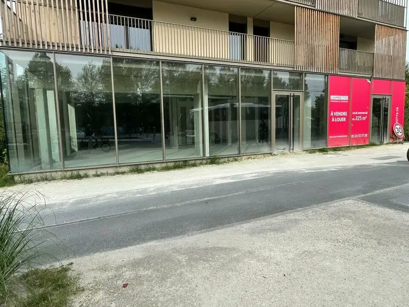 LOCAL COMMERCIAL NEUF BRUT DE BETON - BRUGES