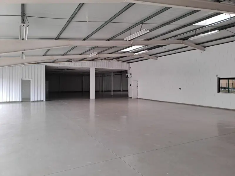 A LOUER LOCAL COMMERCIAL/D'ACTIVITE 1 750 m² AVEC VITRINE BETTON