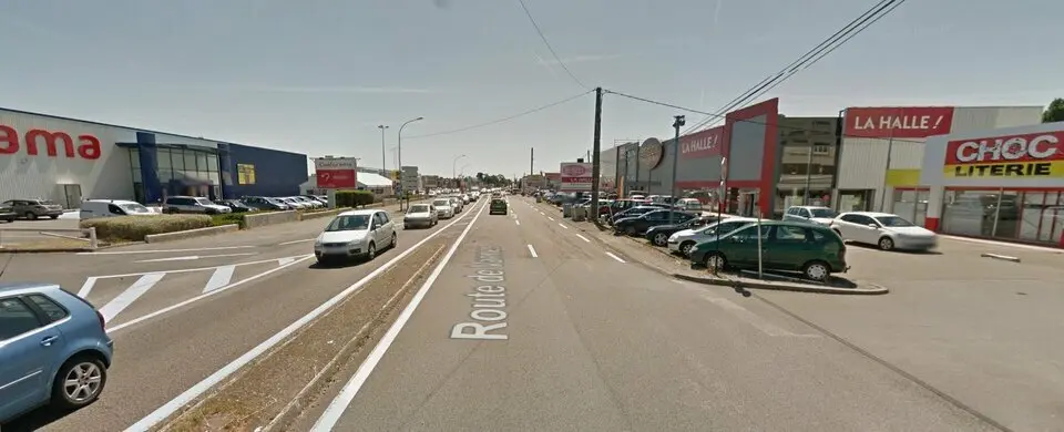Local commercial de 1 500 m²  Emplacement n°1 sur axe principal