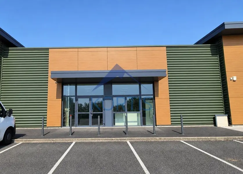 À LOUER  Locaux commerciaux  228 à 613 m²  Vinzelles (71680)