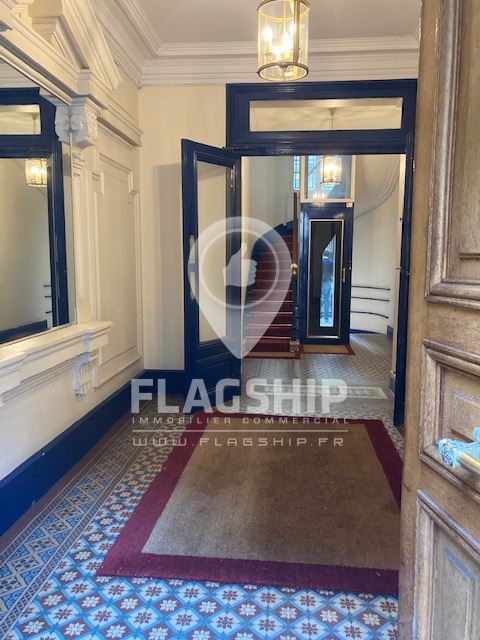 Local Commercial à louer - Paris (75000) - 81 m²