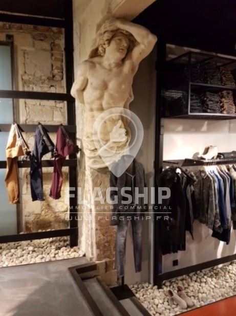 Local Commercial à louer - Avignon (84000) - 881 m²